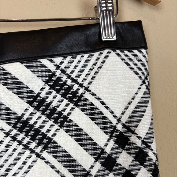 White House Black Market Ecru/Black Plaid Boot Pencil Mini Skirt NWT - Picture 3 of 14